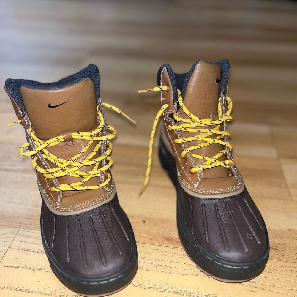 Nike Woodside Big Kids Leather Lace Up Boots British Tan Size 6Y/ 8 Women